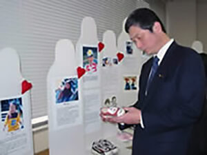 03年2月「生命のメッセージ展 in 国会」を開催。小さな靴に胸をつまらせる