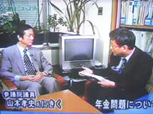 梶本章朝日新聞編集員のインタビューに答える（国会事務所にて）