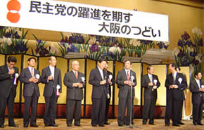 挨拶する山本（右から4人目）