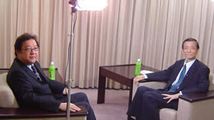 政治ジャーナリスト角谷浩一氏（左）のインタビューに答える
