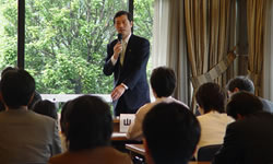 司会を務める山本