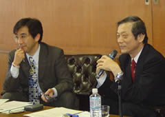 大阪ボランティア協会の早瀬昇事務局長（左）とトーク