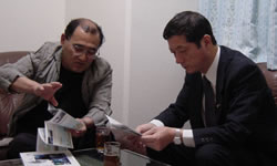 「都市再生・自然再生」の夢を熱く語る池上さん（左）と山本（大阪事務所にて）