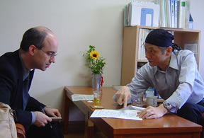ランダース記者（左）と山本（国会事務所にて）