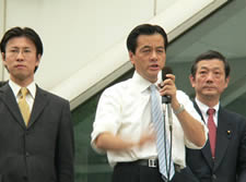 民主党主導で構造改革を断行していくと力強く演説する岡田代表（中央）