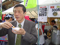 民主党大阪府連大会の後に、駆けつけた山本。笑福亭松喬一門のカレーを賞味。