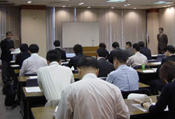 右端に立っているのが山本