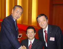 平田候補(中央)、羽田孜・党副代表と
