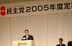 挨拶する岡田代表